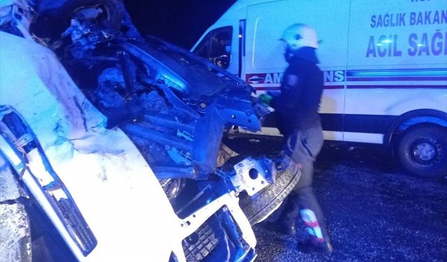 Van'da minibüsle otomobilin çarpıştığı kazada 15 kişi yaralandı