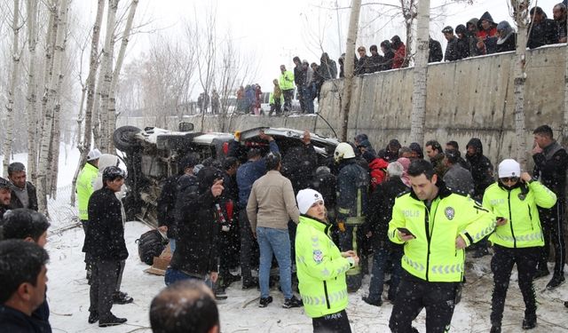 Van'da yolcu minibüsünün devrilmesi sonucu 14 kişi yaralandı