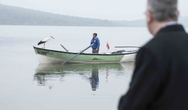 "Yaren" leylek 11'inci göç yılında Uluabat Gölü manzaralı yuvasına yerleşti