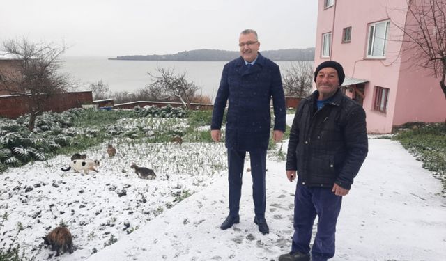 "Yaren" leylek karlı havada balıkçı Adem Yılmaz'ın evine misafir oldu