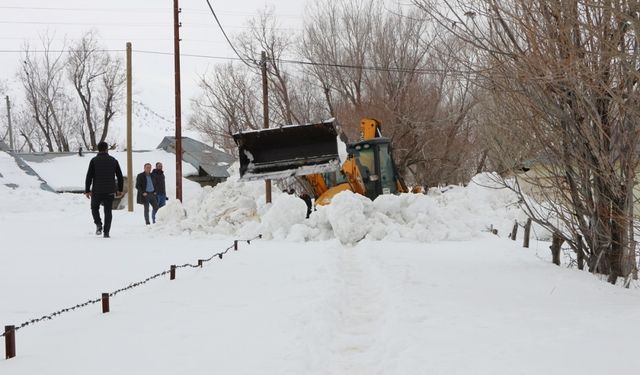 Yolu karla kapanan köydeki KOAH hastası için ekipler seferber oldu