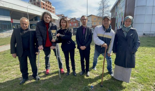Zonguldak'taki engelli tiyatrocular "Yılın Tiyatro Oyunu" ödülüyle moral buldu