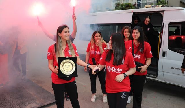 ADANA - Hentbolda Kadınlar Süper Lig'e yükselen Adasokağı için kutlama yapıldı