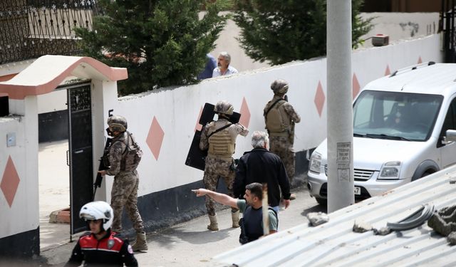 Adana'da 2 polisi pompalı tüfekle yaralayan şüpheli yakalandı