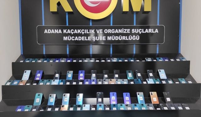 Adana'da iki aracın gizli bölmelerinden gümrük kaçağı 205 cep telefonu çıktı