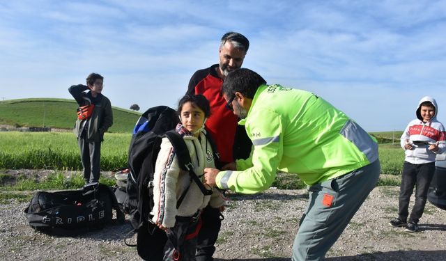 Adana'da yetim çocuklar yamaç paraşütü heyecanı yaşadı