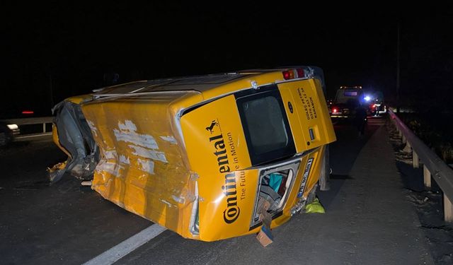 Anadolu Otoyolu'nda otomobille panelvanın çarpıştığı kazada 7 kişi yaralandı