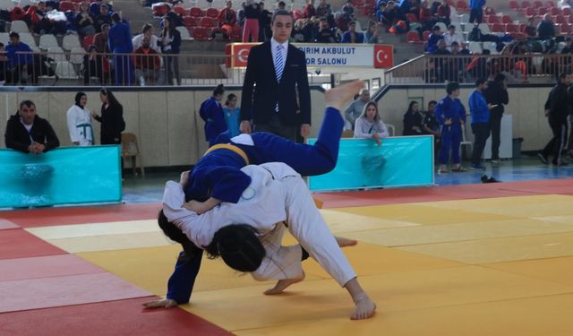 Anadolu Yıldızlar Ligi'nde judo yarı final müsabakaları Erzincan'da sona erdi