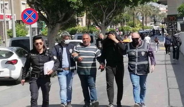 Antalya'da güvenlik görevlisini darbeden baba ile oğlu tutuklandı