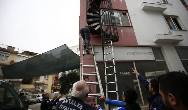 Antalya'da yangın çıkan pansiyonda mahsur kalan 3 kişi kurtarıldı
