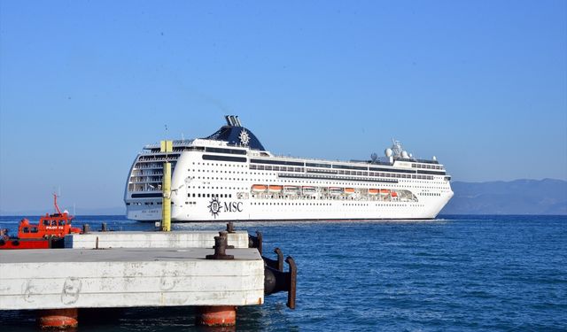 AYDIN - MCS Cruises'e ait kruvaziyer, 6 yıl sonra Kuşadası'na demirledi