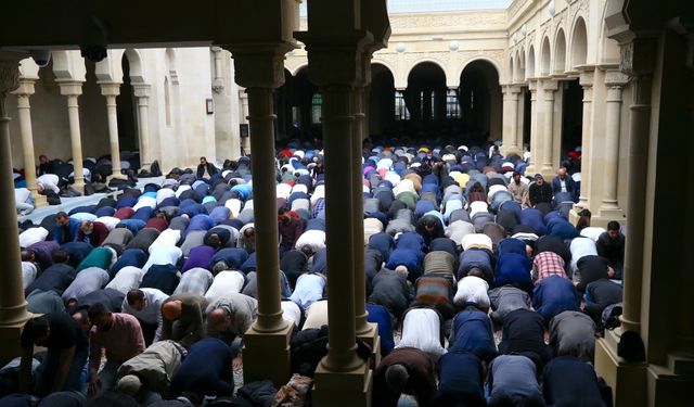 Bakü'de ramazan ayının ilk cuma namazı kılındı