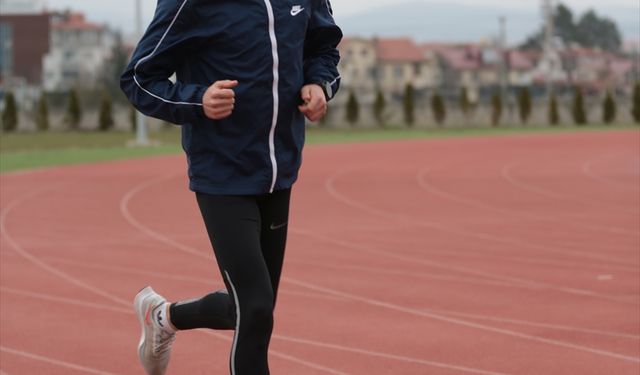 BOLU - Milli atlet Ramazan Özdemir, uluslararası şampiyonalarda madalya hedefi için koşacak