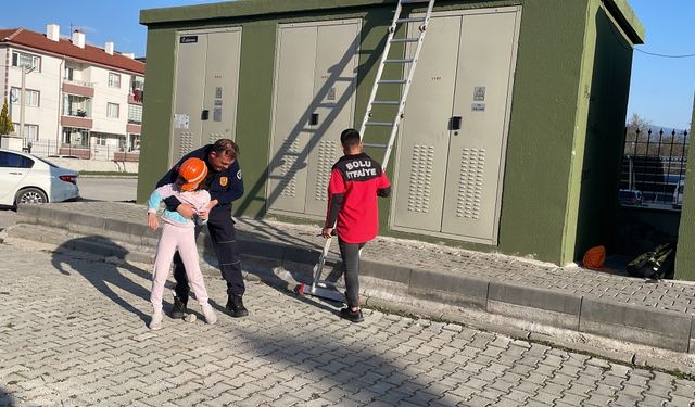 Bolu'da, trafo binası üzerinde mahsur kalan çocuğu itfaiye kurtardı