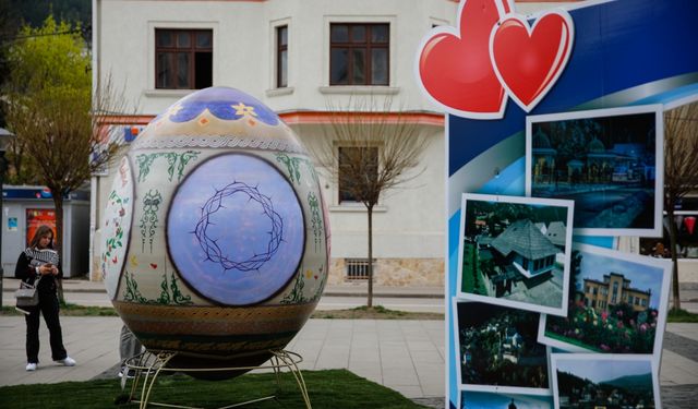 Bosna Hersek'te ülkenin en büyük Paskalya yumurtası sergilendi