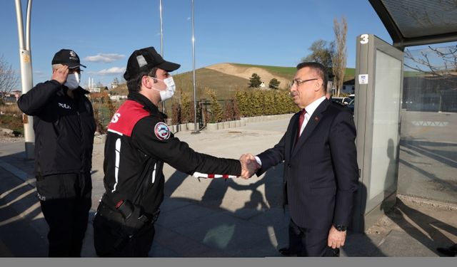 Cumhurbaşkanı Yardımcısı Oktay'dan, görev başındaki polislere ziyaret