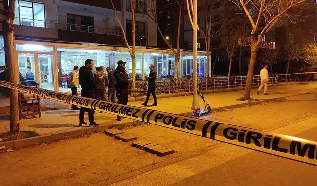 DİYARBAKIR - Kahvehaneye düzenlenen silahlı saldırıda 1'i ağır 3 kişi yaralandı