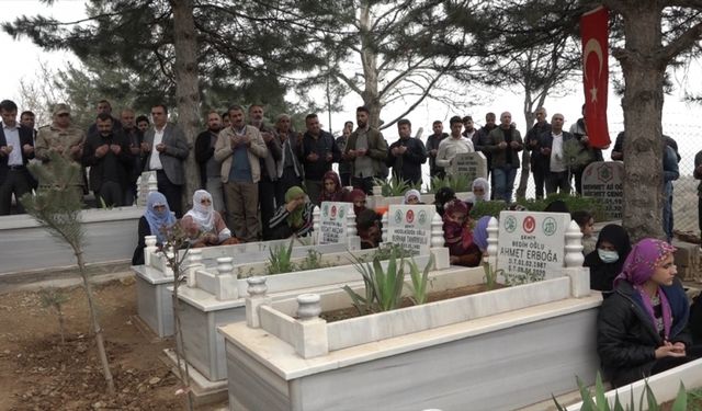Diyarbakır'daki terör saldırısında şehit düşen orman işçileri kabri başında anıldı