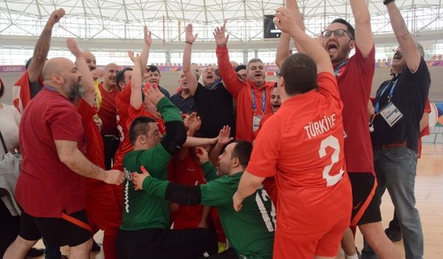 Down Sendromlular Futsal Milli Takımı kupaları Cumhurbaşkanı Erdoğan'a götürecek