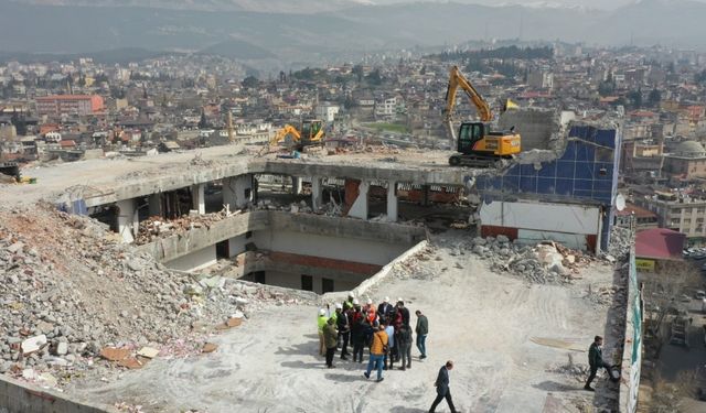 "Dünyanın en saçma binası"nın yıkımı 2 aya tamamlanacak