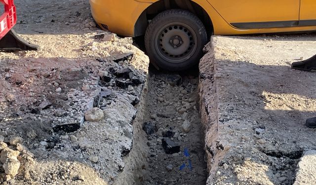 Edirne'de ticari taksi altyapı çalışmasının yapıldığı alanda kanala devrildi