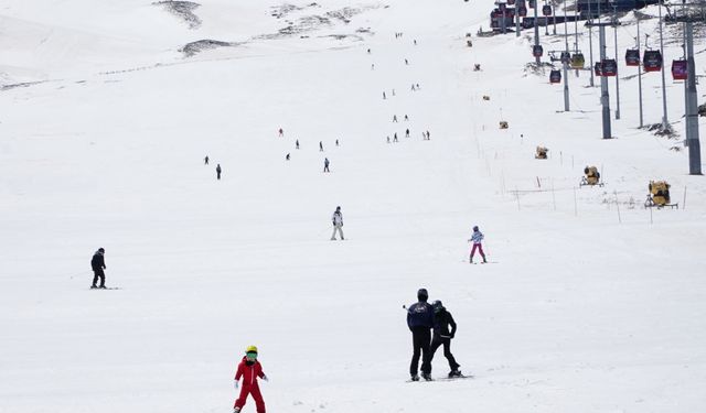 Erciyes'te ilkbaharda kayak keyfi sürüyor