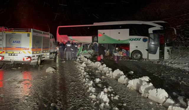 Erzurum'da buzlu yolda kayan yolcu otobüsü istinat duvarına çarptı