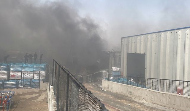GÜNCELLEME - Karaman'da plastik malzeme üreten fabrikada çıkan yangın söndürüldü
