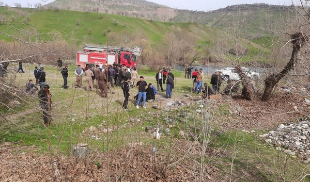 Hakkari'de bir asker düştüğü Hacıbey Çayı'nda kayboldu