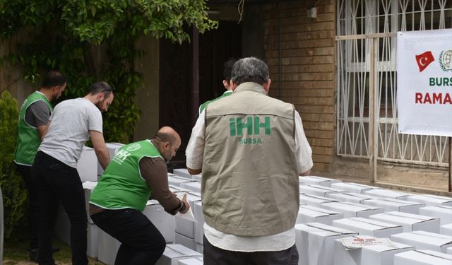 İHH, Kerkük'te ihtiyaç sahibi ailelere ramazan kumanyası dağıttı