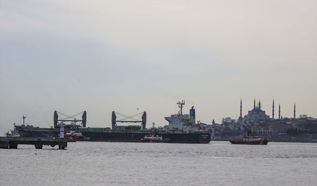İSTANBUL - Haydarpaşa Limanı'nda karaya oturan yük gemisi kurtarıldı