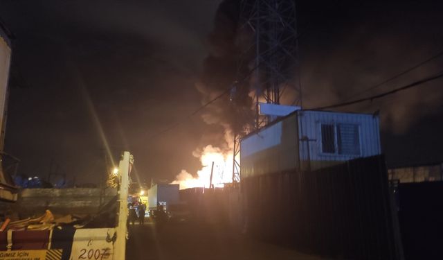 İSTANBUL - Ümraniye'de geri dönüşüm tesisinde yangın
