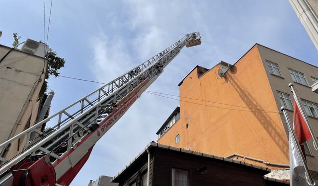 İstanbul'da pansiyonun en üst katında çıkan yangın söndürüldü