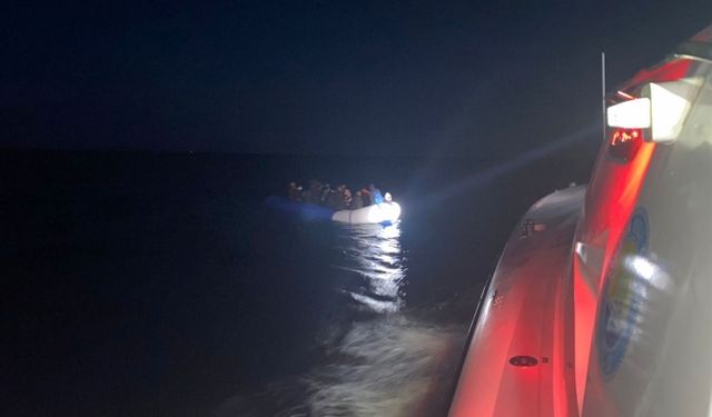 İzmir açıklarında Türk kara sularına geri itilen 49 düzensiz göçmen kurtarıldı