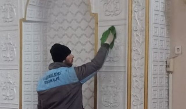 İzmir'de camilere Ramazan temizliği