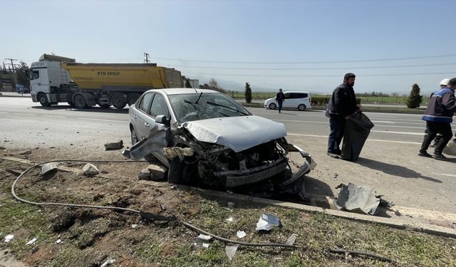 Kahramanmaraş'ta aydınlatma direğine çarpan otomobildeki 6 kişi yaralandı