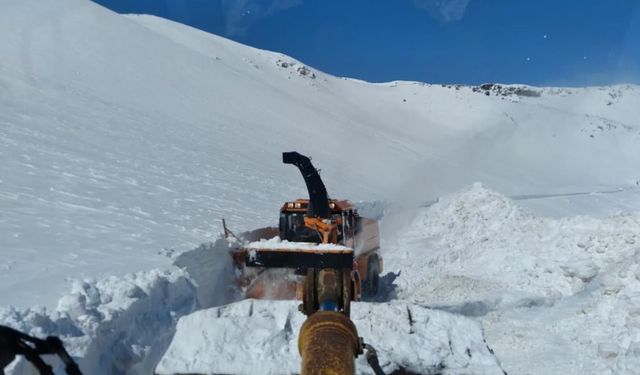 Kar nedeniyle ulaşıma kapanan Kağızman-Ağrı kara yolunda çalışma başlatıldı