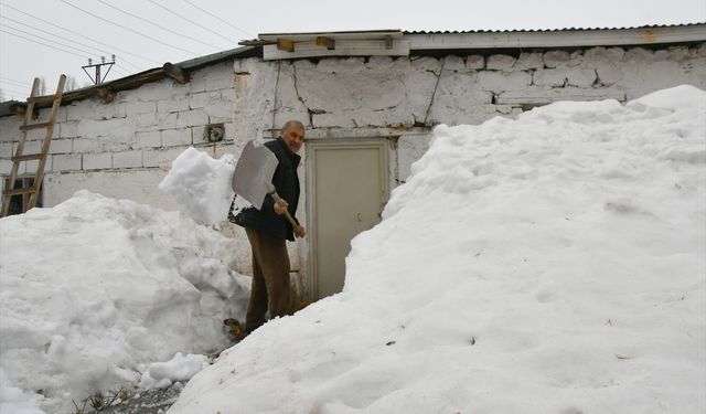 KARS - Kars çayı taşınca bazı ev ve tarım arazilerini su bastı