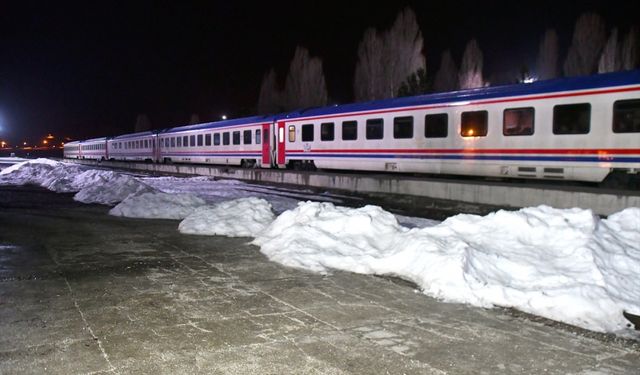Kars'ta heyelan sonucu tren seferleri aksadı