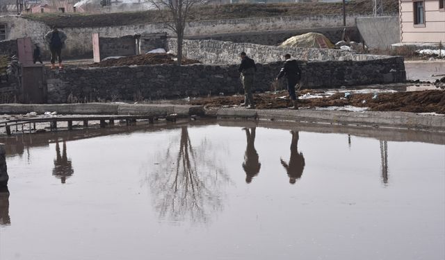 Kars’ta su taşkını yaşanan mahallede ekiplerin çalışmaları yeniden başladı