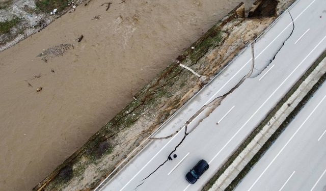 Kastamonu'da çökme yaşanan kara yolunun bir yönü ulaşıma kapandı
