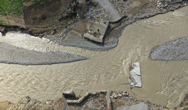 Kastamonu'da köprüleri yıkılan köylüler erzaklarını çaydan halatla taşıyor
