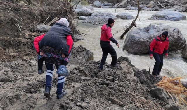 Kastamonu'da sel nedeniyle yolu kapanan köyde rahatsızlanan kadın için ekipler seferber oldu