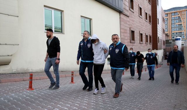 Kayseri'de öldürdükleri kişinin evini de yaktıkları iddia edilen 2 zanlı adliyede