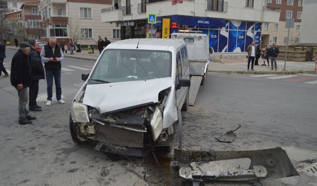 Kırklareli'nde 3 aracın karıştığı trafik kazası güvenlik kamerasına yansıdı