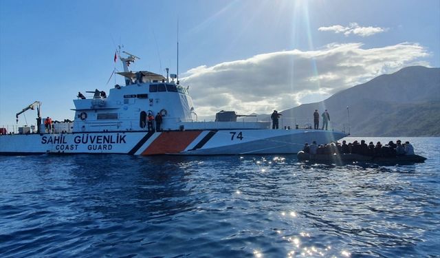 Kuşadası'nda Türk kara sularına geri itilen 37 düzensiz göçmen kurtarıldı