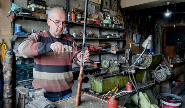 Kütahya'da tüfek tamircisi ailenin mesleğini iki kardeş sürdürüyor