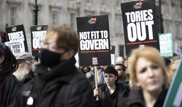 Londra’da Başbakanlık konutu önünde "hayat pahalılığı" protesto edildi