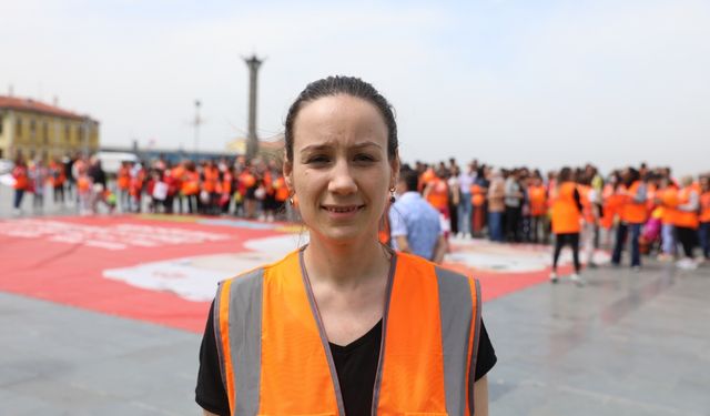 LÖSEV gönüllüleri İzmir'de farkındalık etkinliği düzenledi