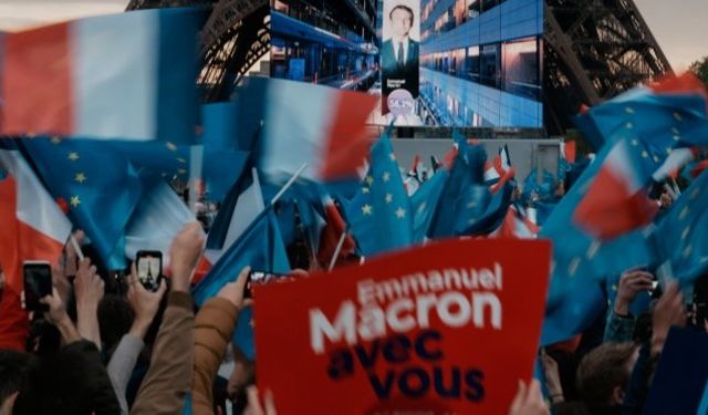 Eyfel Kulesi'nden Macron'a destek manzaraları
